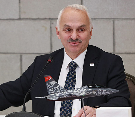 Temel Kotil KAAN F 35 in üstünde bir uçak