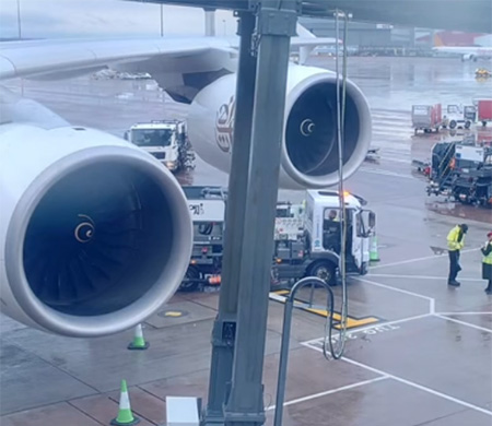 Yolcu uçağına yakıt kamyonu çarptı