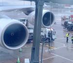 Yolcu uçağına yakıt kamyonu çarptı