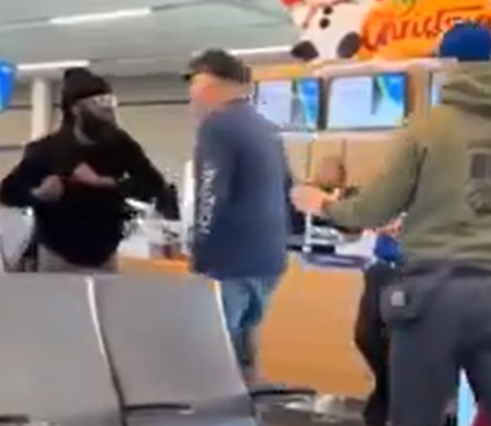 Öfkeli yolcu havalimanında olay çıkardı!