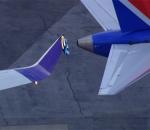 İki yolcu uçağı apronda çarpıştı!