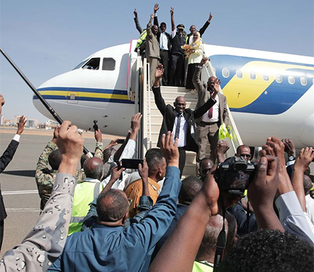 Hartum'a yıllar sonra ilk yolcu uçağı indi