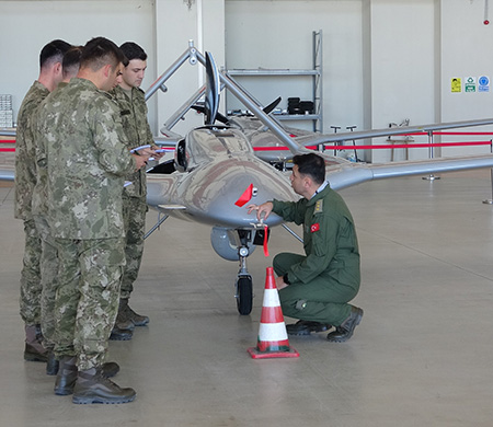 Isparta'da 18 haftalık eğitimle Bayraktar TB2 pilotları yetiştiriliyor