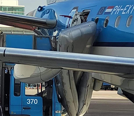 KLM uçağının acil tahliye botu patladı