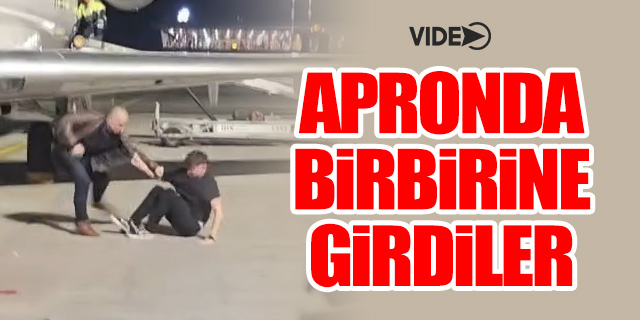 Apronda uçağın önünde iki yolcu birbirine girdi
