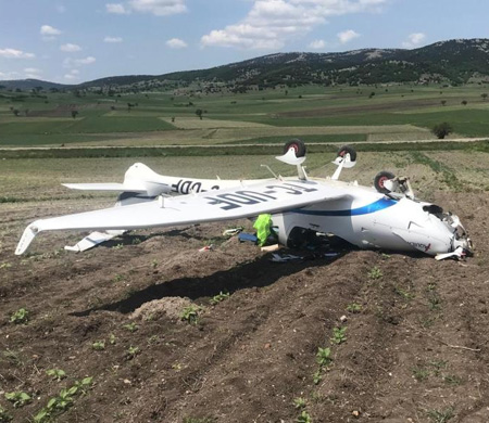 Bilecik'te acil iniş yapan uçak kırıma uğradı