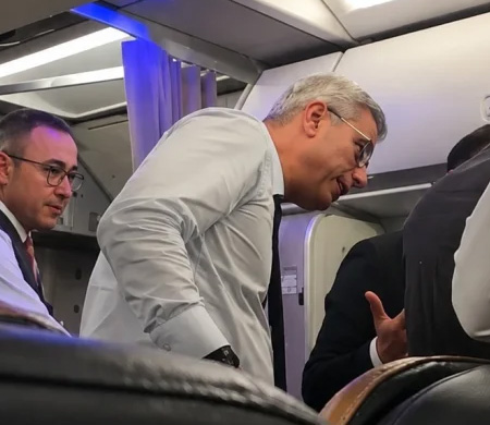 Uçakta Rahatsızlanan Yolcuya Bakan Memişoğlu Müdahale Etti