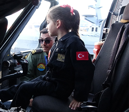 6 yaşındaki Meryem’in F-16 hayali gerçeğe dönüşyü