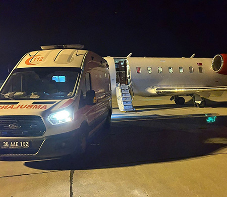 Kars'ta ambulans uçak 44 günlük bebek için havalandı
