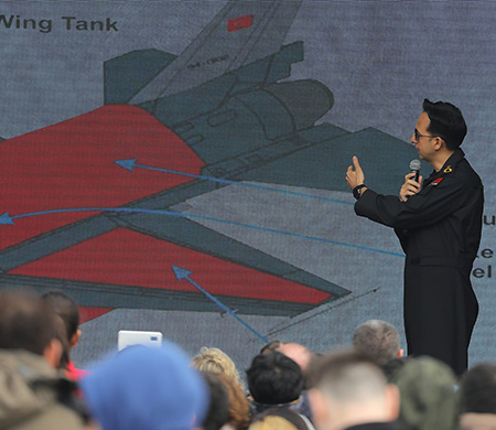 SOLOTÜRK pilotları İstanbul'da vatandaşlarla bir araya geldi