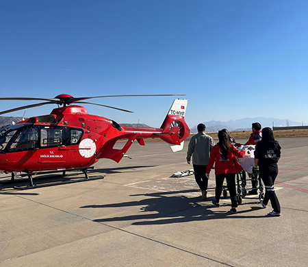 Ambulans helikopter 16 yaşındaki hasta için havalandı