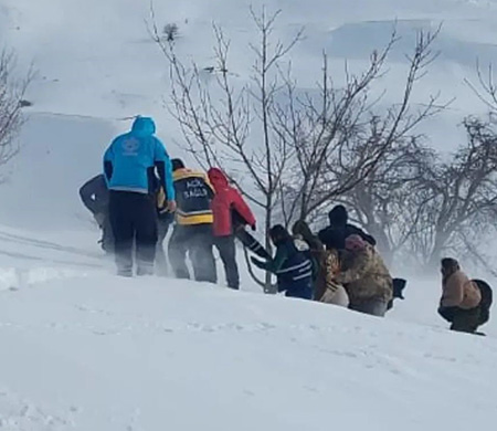 Hamile kadın helikopterle hastaneye ulaştırıldı