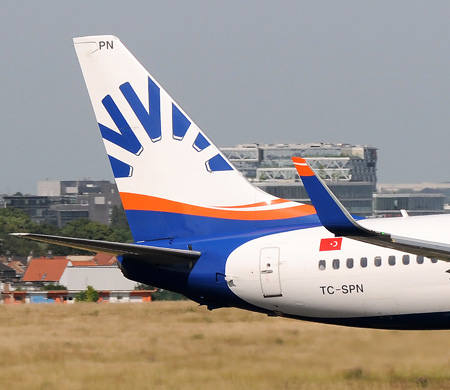 SunExpress uçağı kuyruk sürttü!