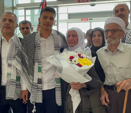 Sumud Filosu'na katılan Batmanlı aktivist doktor havaalanında karşılandı