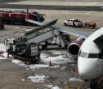 Apronda kaza; Yolcu uçağı ciddi şekilde hasar aldı