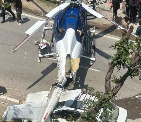 Helikopter otomobil üstüne acil iniş yaptı!