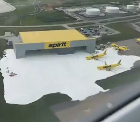Spirit Airlines hangarı köpük içinde kaldı