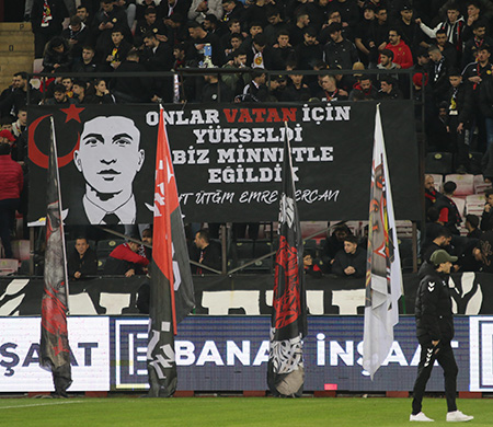 Es-Es taraftarı hava şehidi Emre Mercan'ı unutmadı