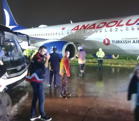 AJet uçağı iniş sonrası yumuşak zemine daldı!