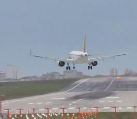 Şiddetli lodos uçak seferlerini de etkiledi