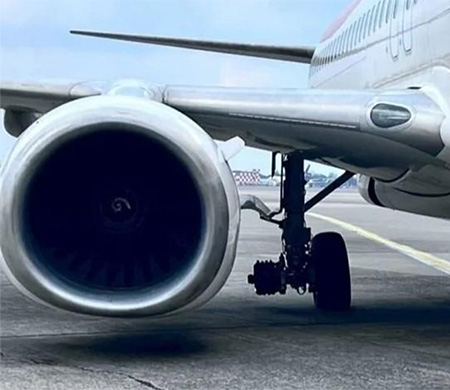 İniş sırasında uçağın lastiği koptu!