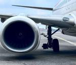 İniş sırasında uçağın lastiği koptu!