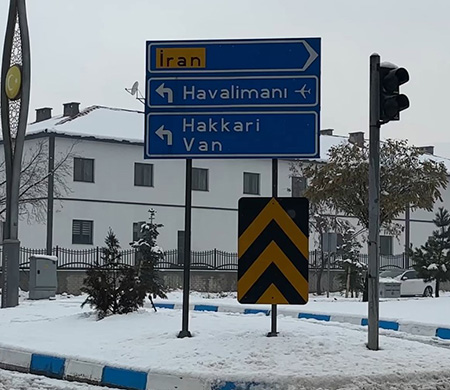 Yüksekova'da yoğun yağışlar uçak seferlerini durdurdu