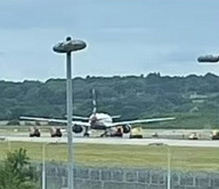 Pilot ellerini karıştırdı uçak alev aldı