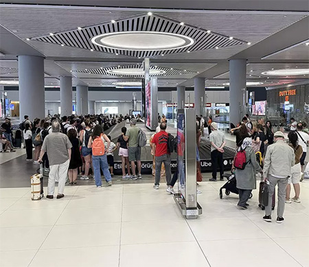 İstanbul'daki havalimanlarında dönüş yoğunluğu
