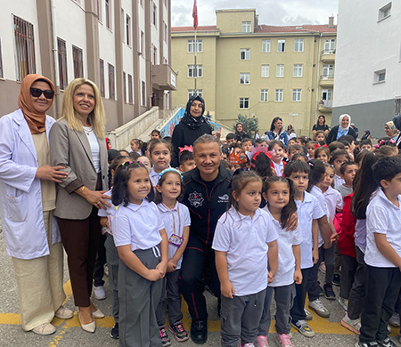 İlk Türk Astronot Alper Gezeravcı öğrencilerle bir araya geldi