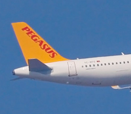 Antalya'ya iniş yapan uçağın pilotu rahatsızlandı
