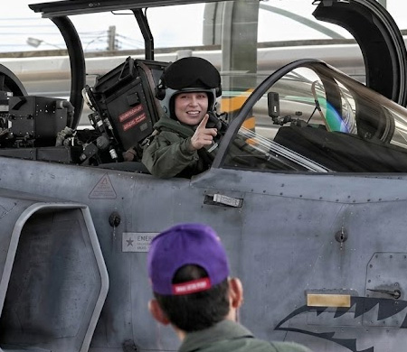 Tayland Kraliçesi Suthida, Gripen savaş uçağını tek başına uçurdu