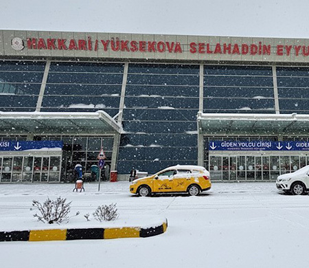 Yüksekova'da yoğun kar yağışı uçak seferlerini durdurdu