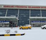 Yüksekova'da yoğun kar yağışı uçak seferlerini durdurdu