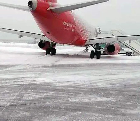 Rossiya'ya ait yolcu uçağı pist dışına çıktı!