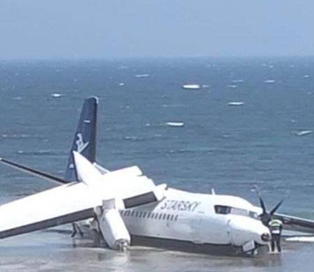 Mogadişu’da uçak denize düştü!