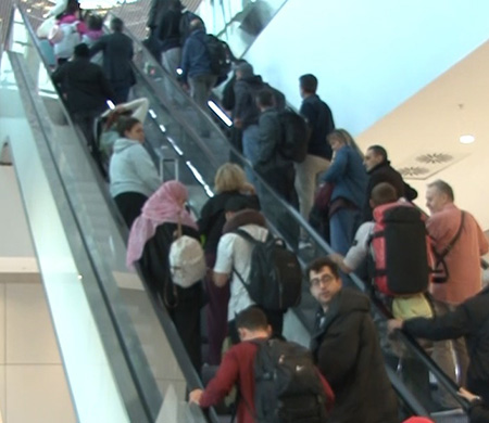 Katar'da mahsur kalan Türk vatandaşları Türkiye'ye döndü