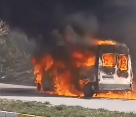 Havalimanına personel taşıyan servis alev aldı