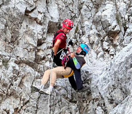 Kayalıklara sert inş yapan paraşütçü ve yolcusu kurtarıldı