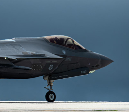 İngiltere'ye ait F-35 savaş uçağı Japonya'da 20 dakika bloke oldu