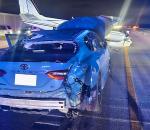 Uçak trafikte seyir halindeki aracın üzerine indi!