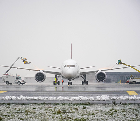 İstanbul Havalimanı'nda uçaklara "de-icing" işlemi uygulanıyor