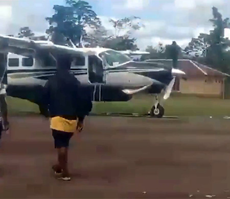 İniş yapan uçağa silahlı saldırı; Pilotlara defalarca ateş açtılar!