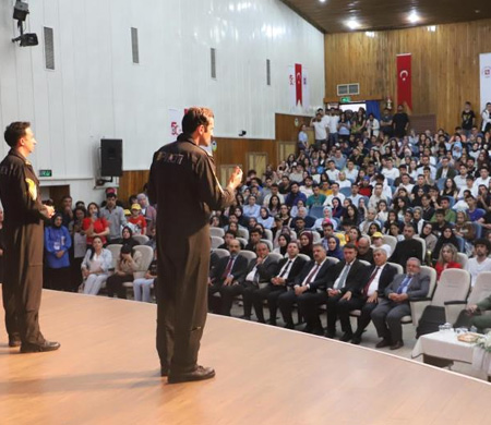 SOLOTÜRK ekibi öğrencilerle buluştu