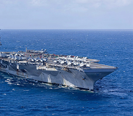 Uçak Gemisinde yangın; 2 yaralı!