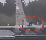 İrlanda'da ABD askeri uçağına baltalı saldırı