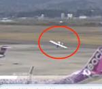 Küçük uçak iniş sonrası kontrolü kaybetti