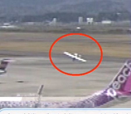 Küçük uçak iniş sonrası kontrolü kaybetti