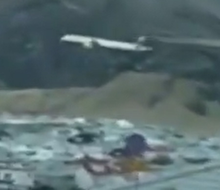 İzlanda’da skandal uçuş: Yolcu uçağı şehir üzerinden alçak geçti!