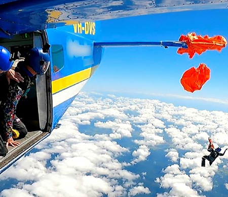 Paraşütü kuyruğa takıldı havada asılı kaldı